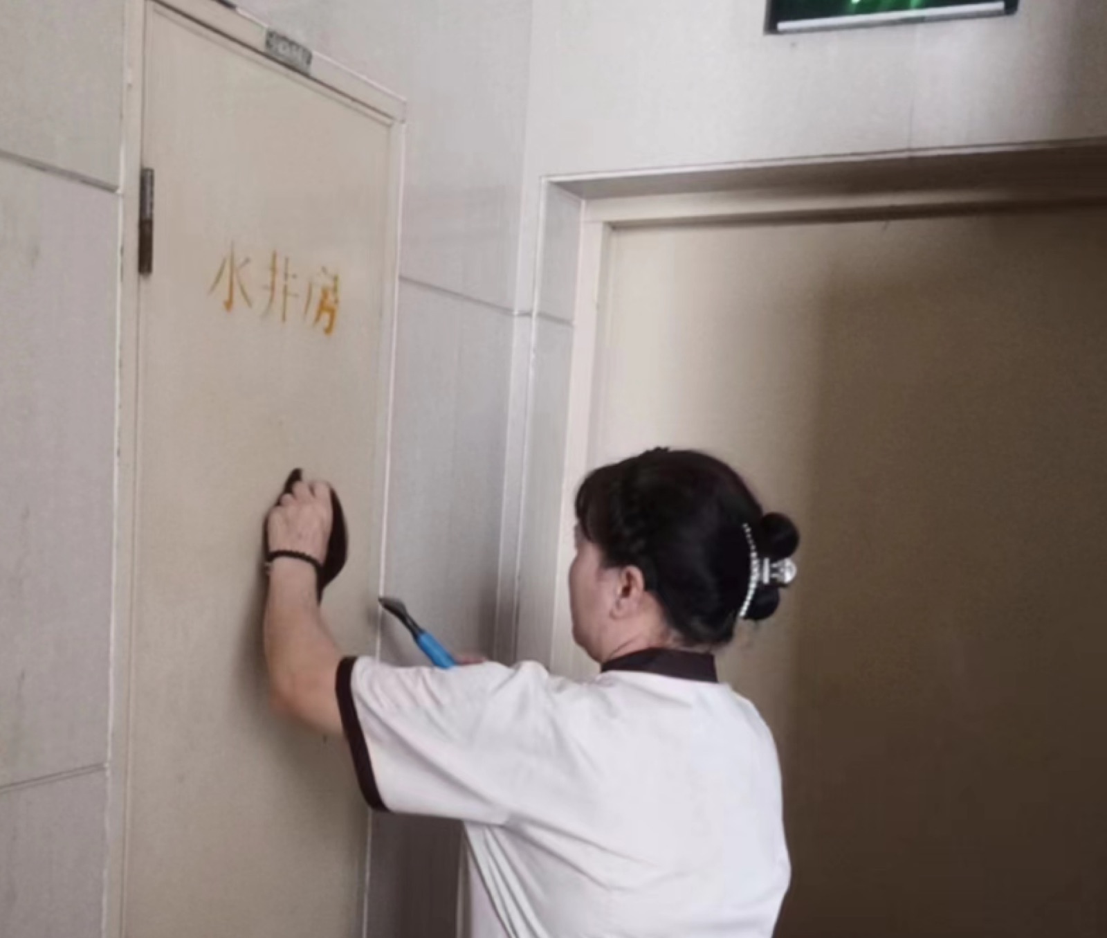 保洁人员清洁水牌
